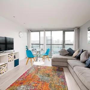 Stylish Close To Bridge Apartment London