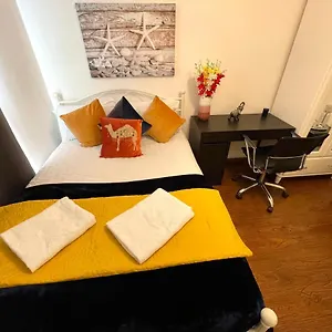 Stratford Luxury House: Spacious Garden Retreat Near Westfield Apartment